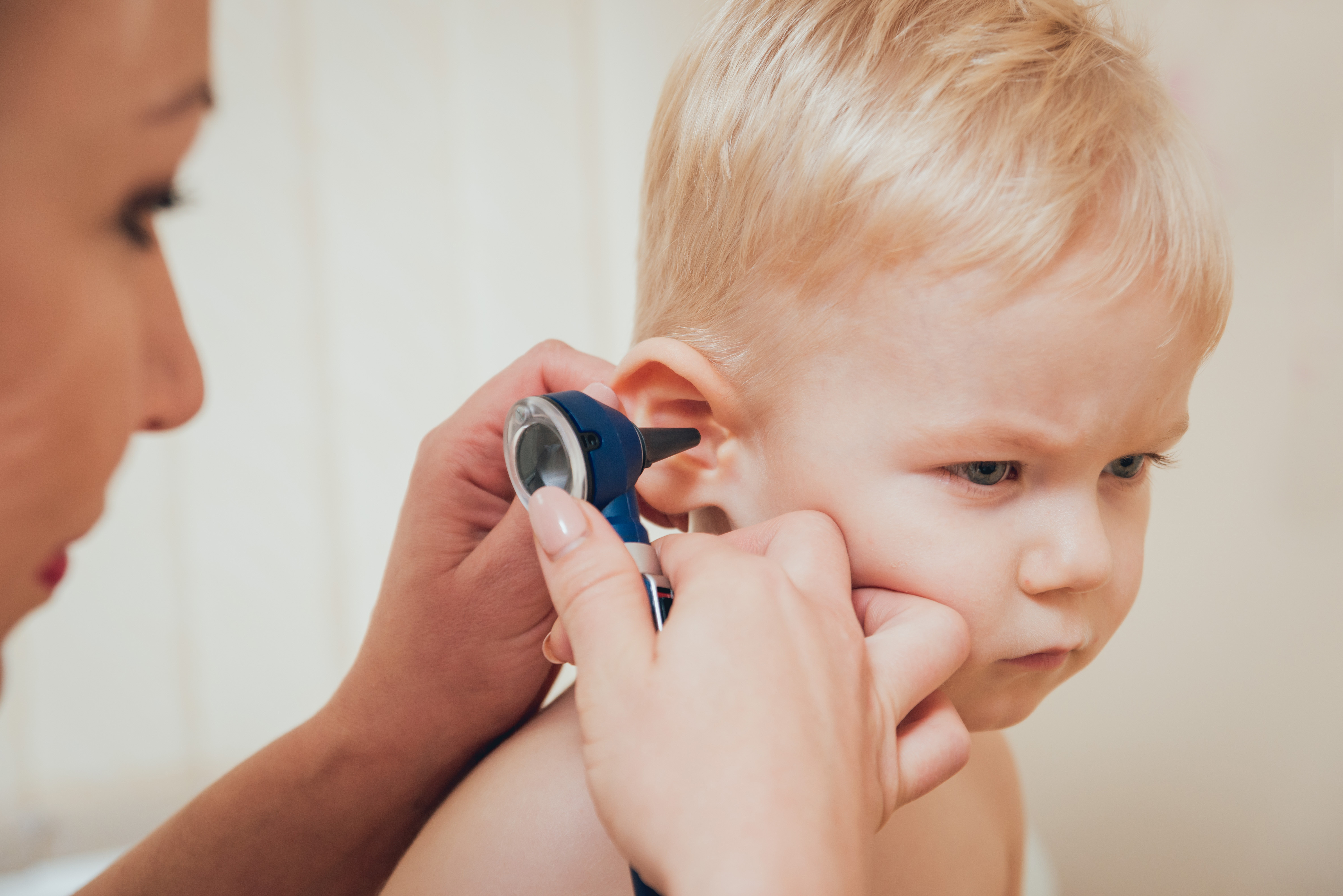 Нарушение слуха. Болят уши у детей в самолете